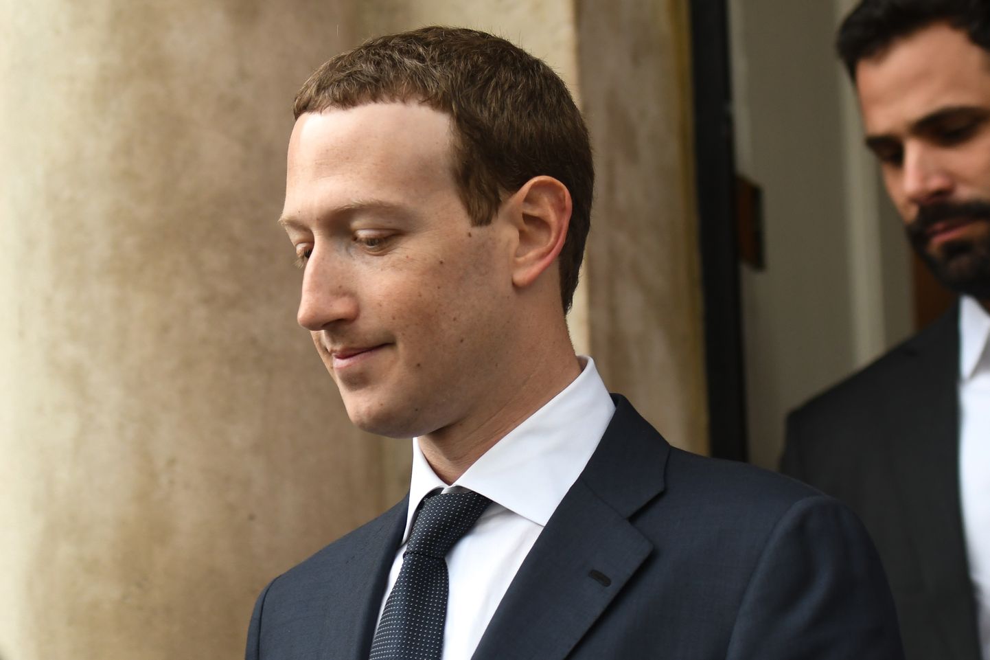Mark Zuckerberg lahkumas hotellist koos turvameestega Dublinis Iirimaal.