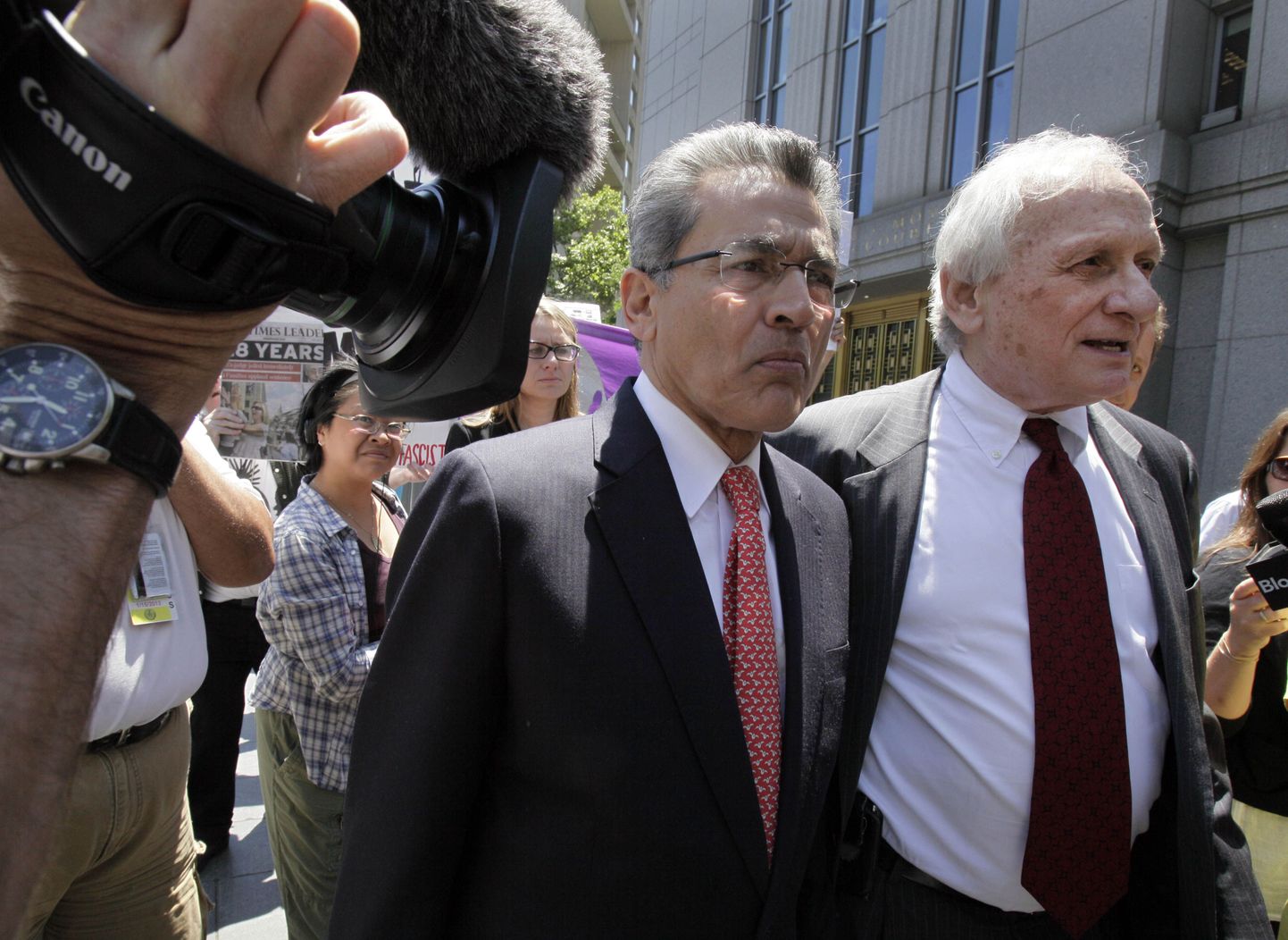 Endine Goldman Sachsi direktor Rajat Gupta koos oma advokaadi Gary P. Naftalisega kohtust väljumas.