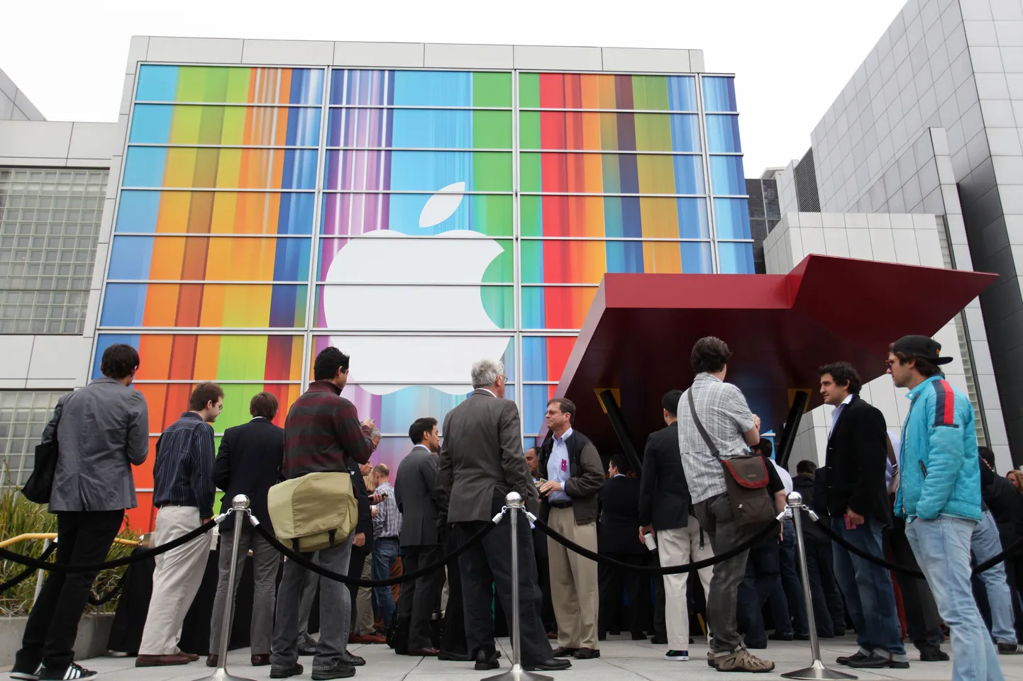 Ajakirjanikud ja teised külalised San Francisco  Yerba Buena kunstikeskuse ees Apple'i üritusele sissepääsu järjekorras.