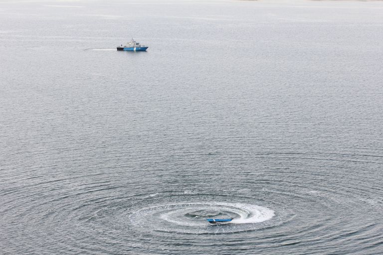Кружаший катер погранохарны в Хаапсалуском заливе