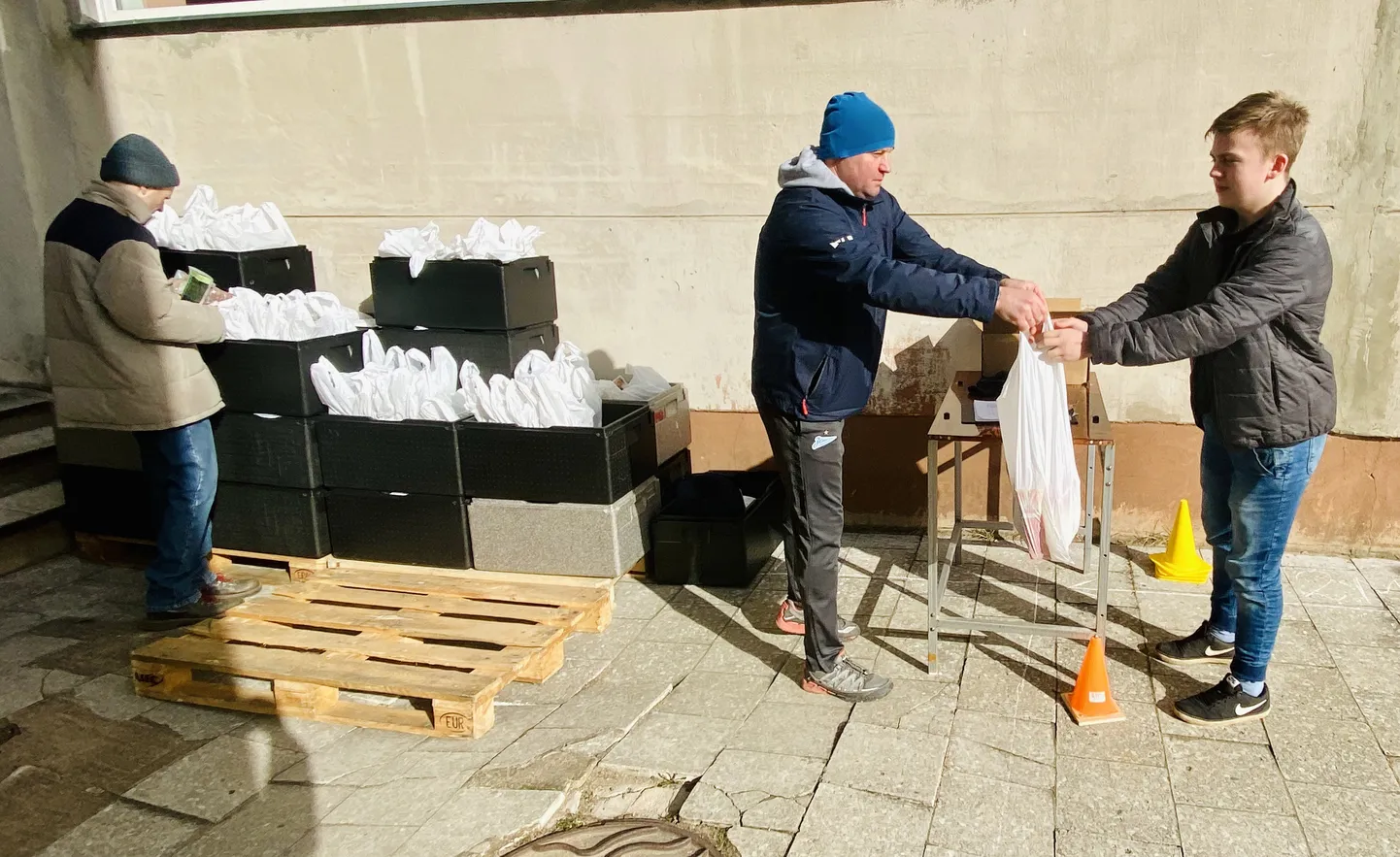 Kuivtoidupakkide jagamine koolides distantsõppe perioodil toimub samuti koolitoiduteenuse pakkujatega sõlmitud lepingute raames. Narva Soldino gümnaasiumi direktor Roman Treial (pildil) avaldas lootust, et linnavõimud kuulutavad ise ühise hanke välja ning valmistavad ette ka vajaliku dokumentatsiooni.