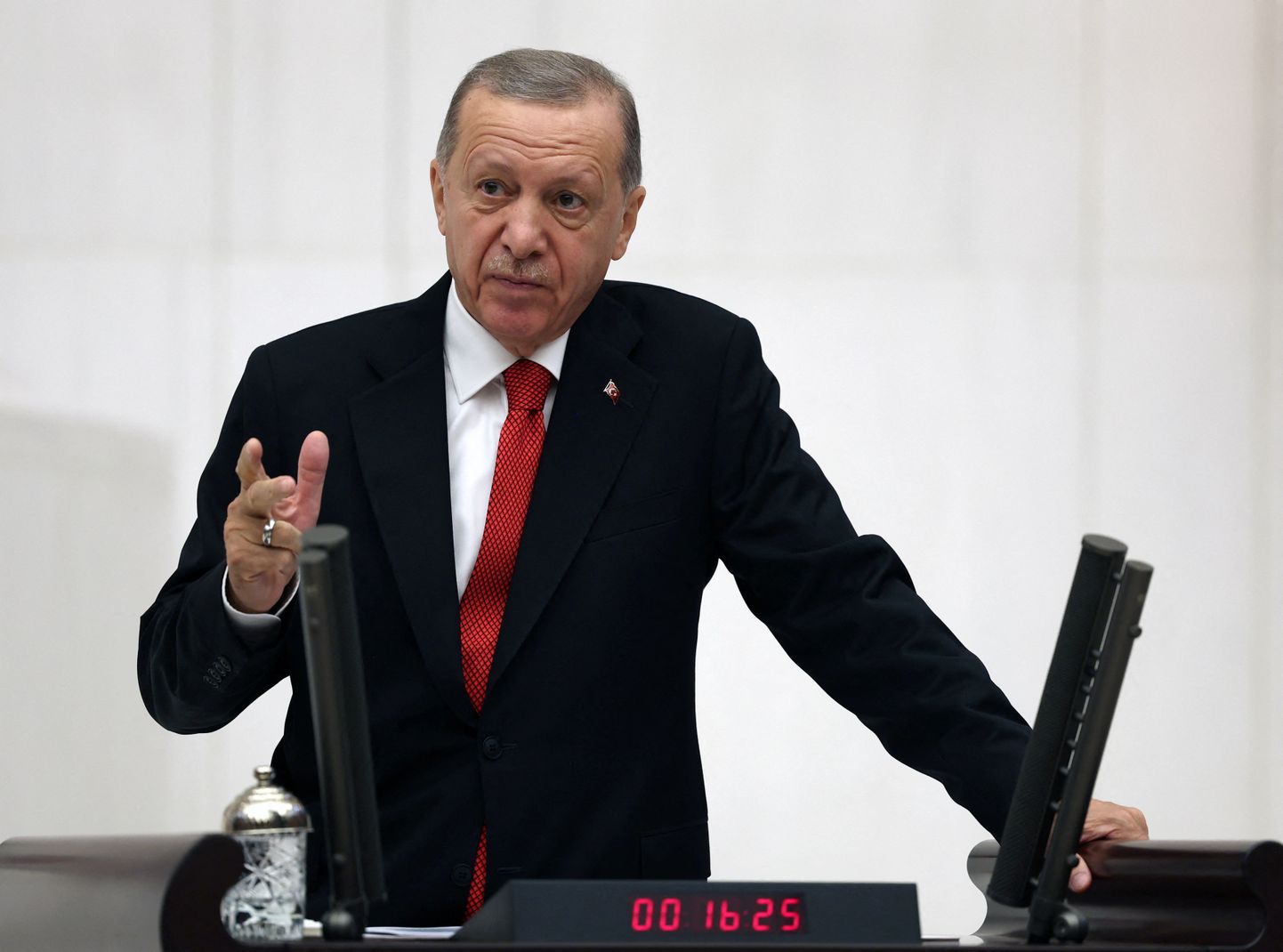 Türgi president Recep Tayyip Erdoğan täna parlamendi ees.