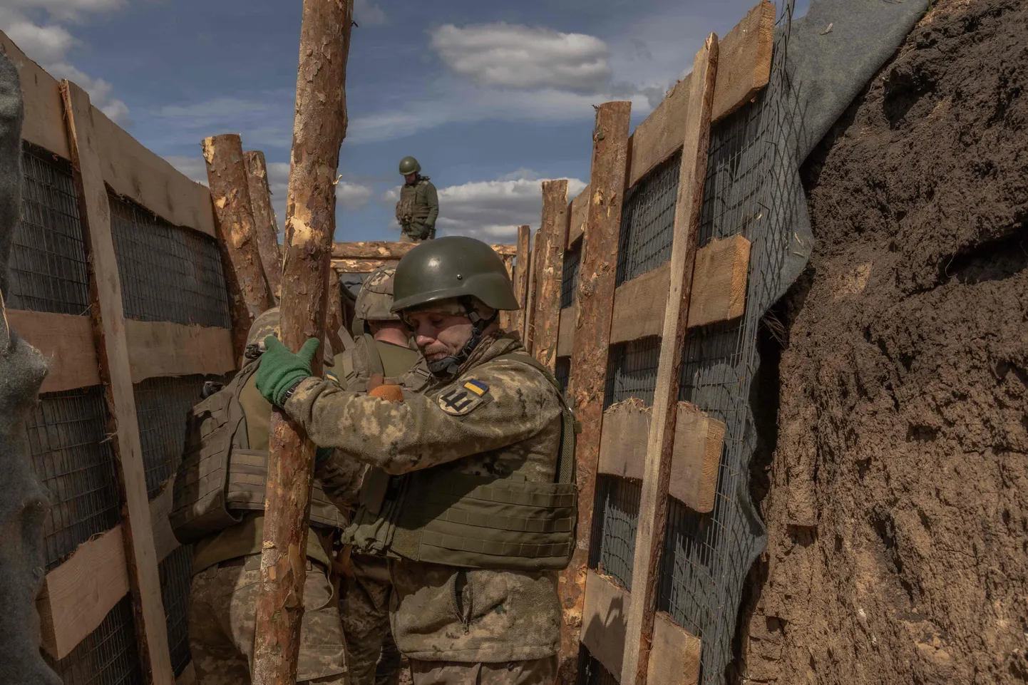 Ukraina sõdurid kaevikus Donetski oblastis.