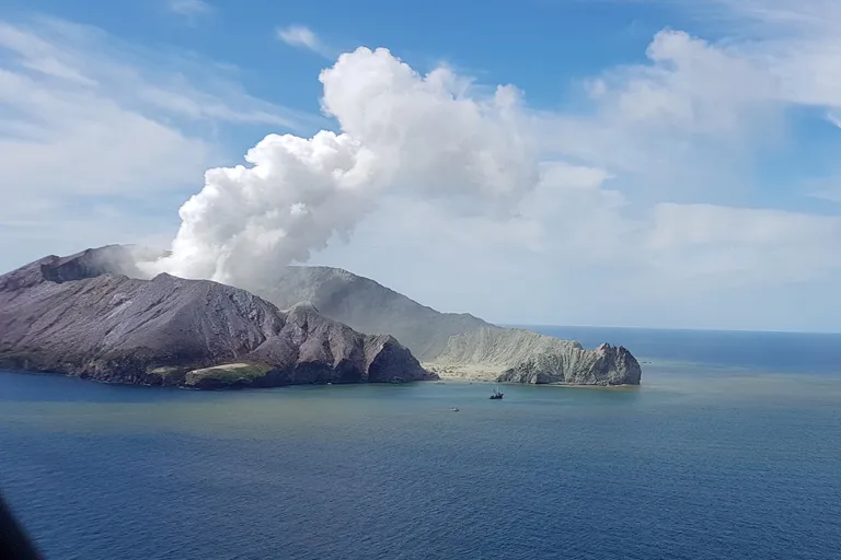 Uus-Meremaa White Islandi saare vulkaan hakkas purskama.