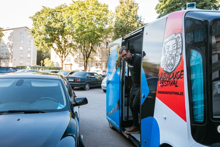 Vabaduse teatrifestivali lavaplatside vahel saab ringi liikuda Eesti ettevõtte Auve Tech isejuhtiva bussiga.