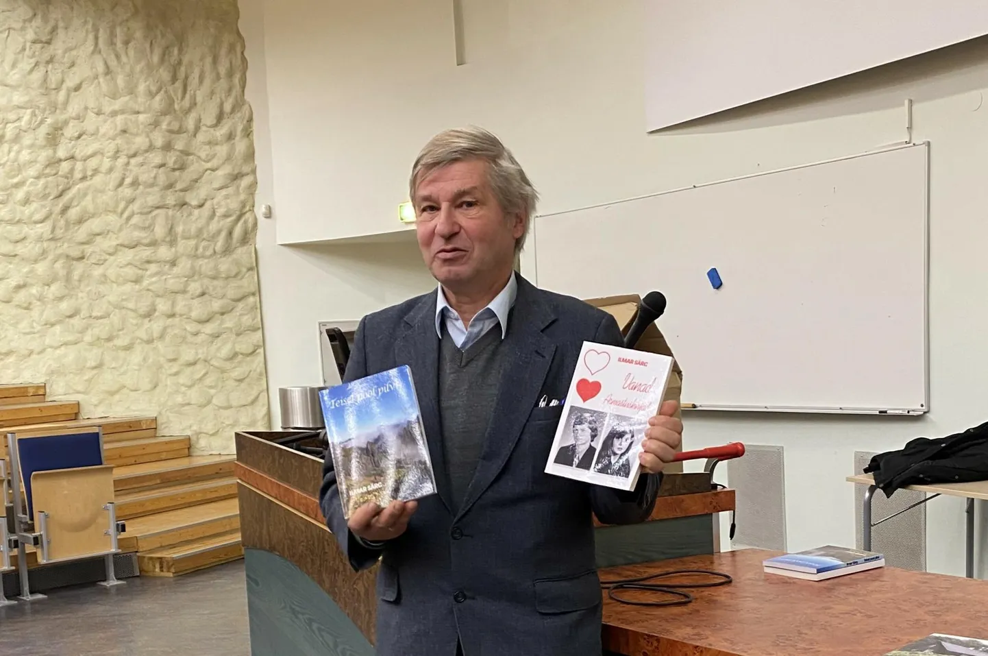 Ilmar Särg esitles oma vastseid raamatuid Tartu ülikooli kliinikumi Linkbergi-nimelises auditooriumis.
