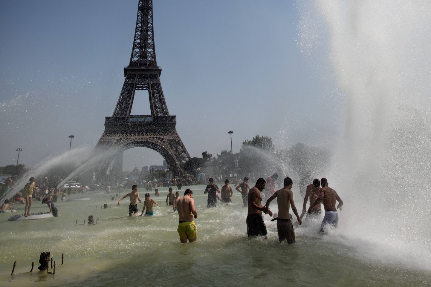 Inimesed jahutamas end Pariisis Eiffeli torni juures.