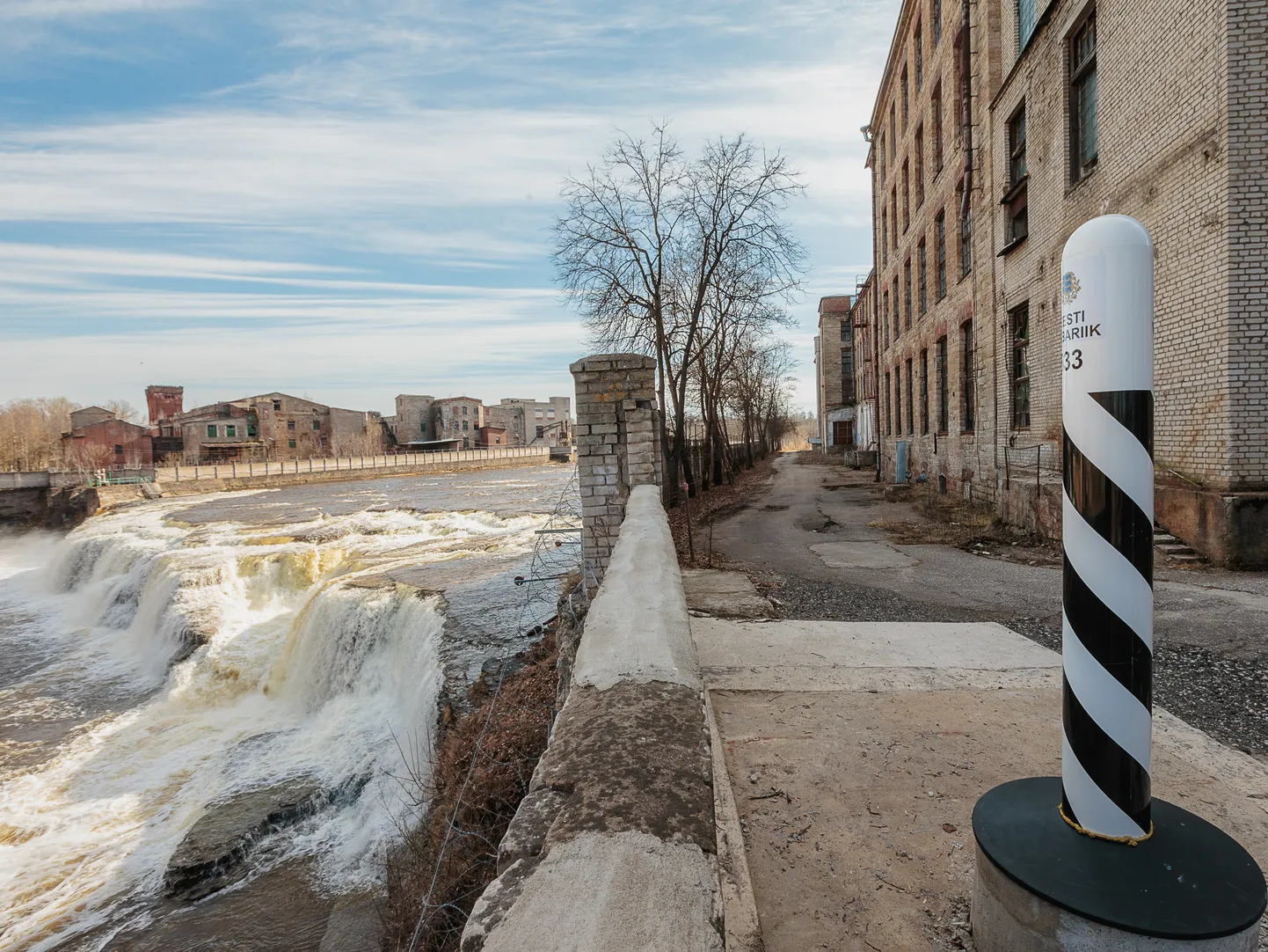 Narva kosk ja Venemaa kallas vaadatuna endise Kreenholmi manufaktuuri poolt. Foto on tehtud 2018. aasta aprillis.