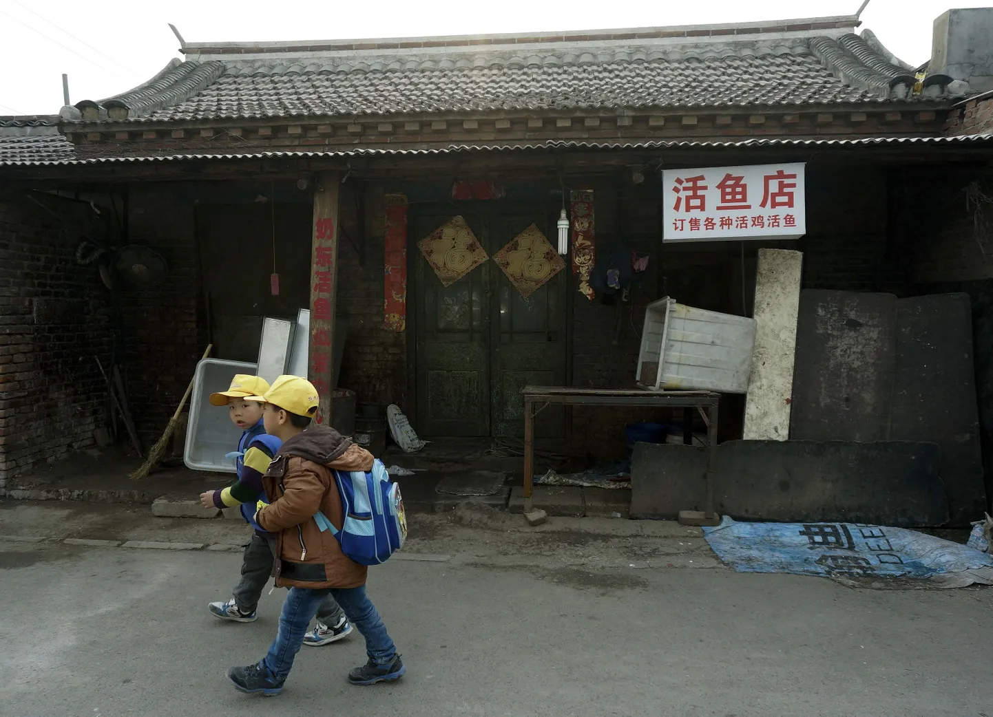 Hiina lapsed ronivad kooli redelitest