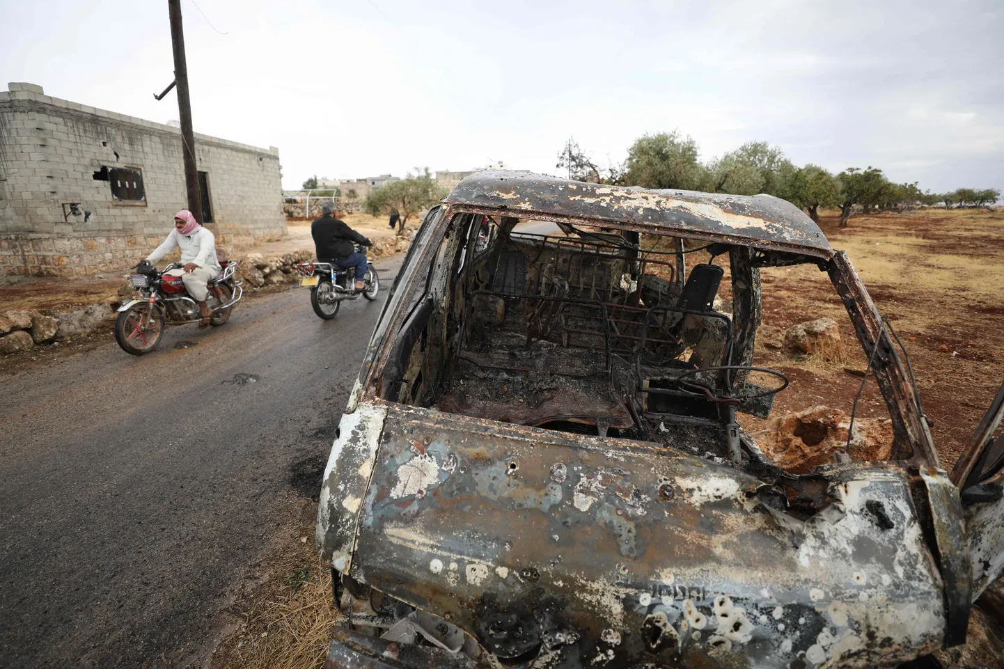 Autovrakk Abu Bakr al-Baghdadi vastase operatsiooni arvatava toimumiskoha lähedalSüüria Barisha külas.