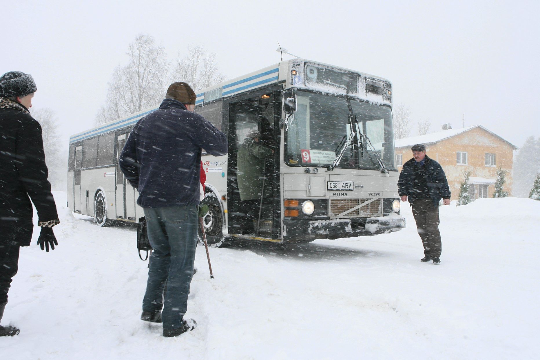 Osa busse on lumesaju tõttu graafikust maha jäänud.