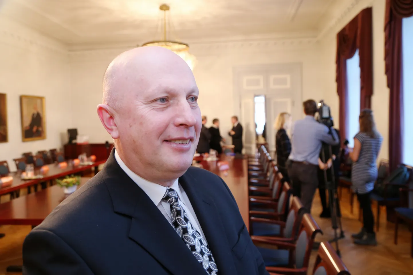 Tõnu Lehtsaar ülikooli senati saalis. Mõni hetk tagasi on senati liikmed ühel häälel otsustanud, et Lehtsaar nimetatakse rektori kohusetäitjaks.