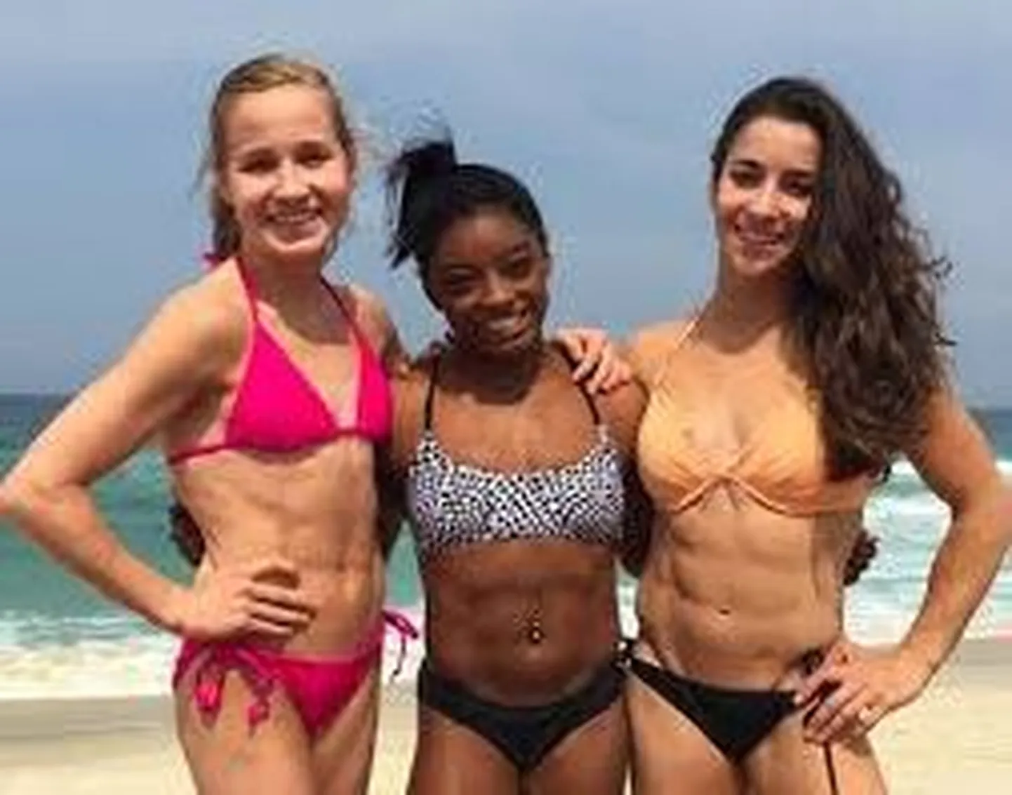 Simone Biles (keskel)