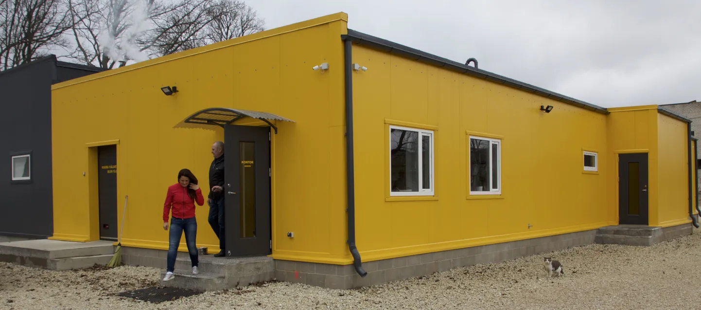 Eelmisel aastal tulekahjus kannatada saanud Karula lihatööstuse hoone asemele on kerkinud uus, 590 000 eurot maksma läinud tibukollane tootmishoone.