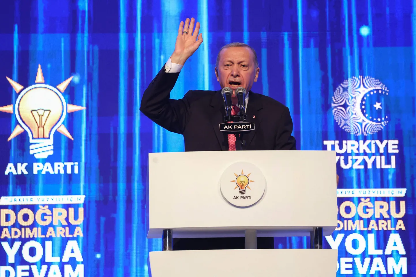 Türgi president Recep Tayyip Erdoğan Ankaras Õigluse- ja Arengupartei (AKP) valimisprogrammi väljakuulutamas 11. aprillil 2023. aastal.