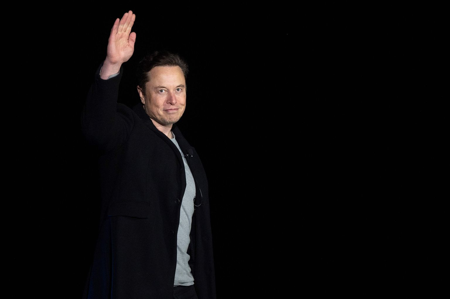 Elon Musk 10. veebruaril 2022 Texases pressile lehvitamas.