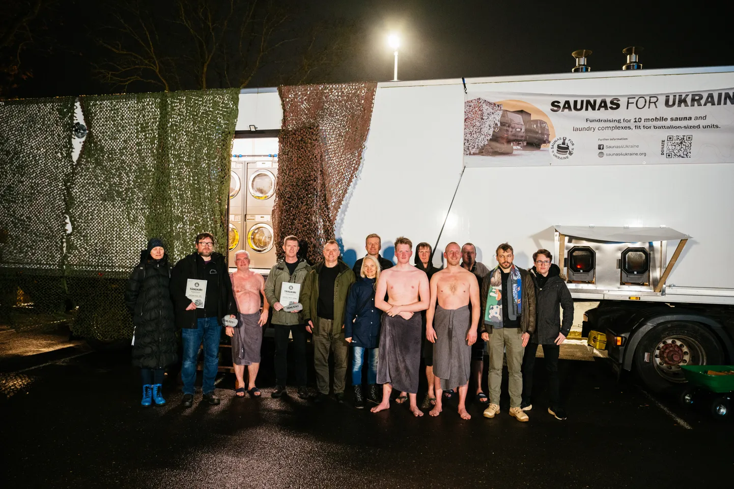 Ukrainasse saadetud järkekordse sauna testimine koos toetajate ja ehitajatega möödus suurepäraselt ning oma heakskiidu andis ka endine kaitseväe juhataja Martin Herem (vasakult neljas).