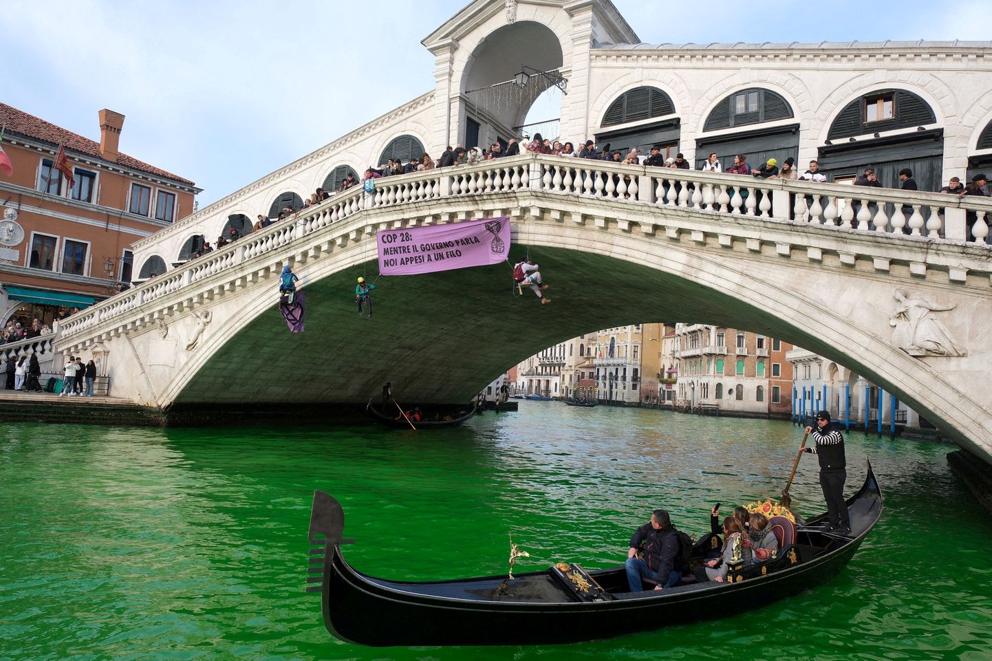 Extinction Rebellioni aktivistide protest Veneetsias, mille käigus kallati ka rohelist värvainet Suurde kanalisse.