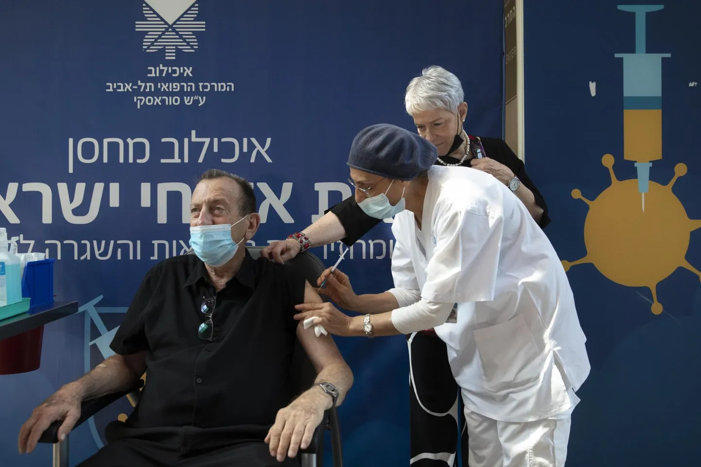 Tel Avivi linnapea Ron Huldaid revaktsineeritakse Pfizeri mRNA-vaktsiiniga. Iisraelis alustati sellega juba 1. augustil ning seda soovitatakse üle 60 aasta vanustele inimestele.