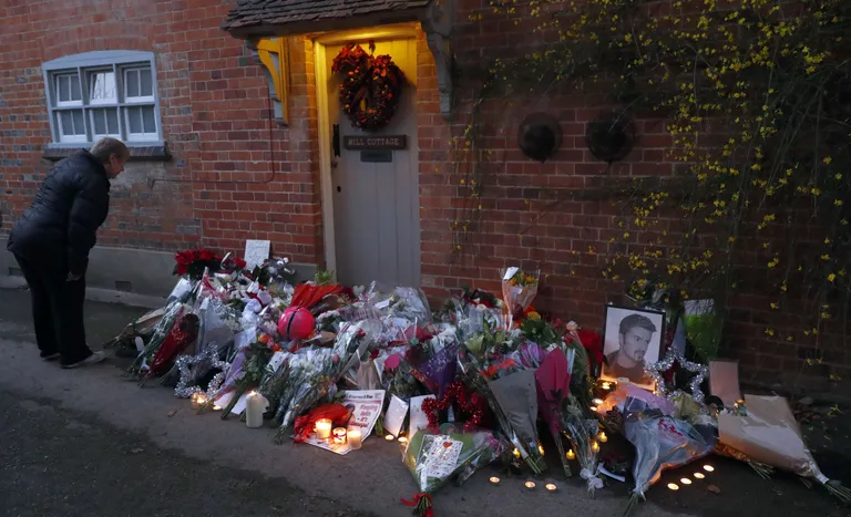 Lilled ja küünlad maja juures, kus laulja George Michael suri