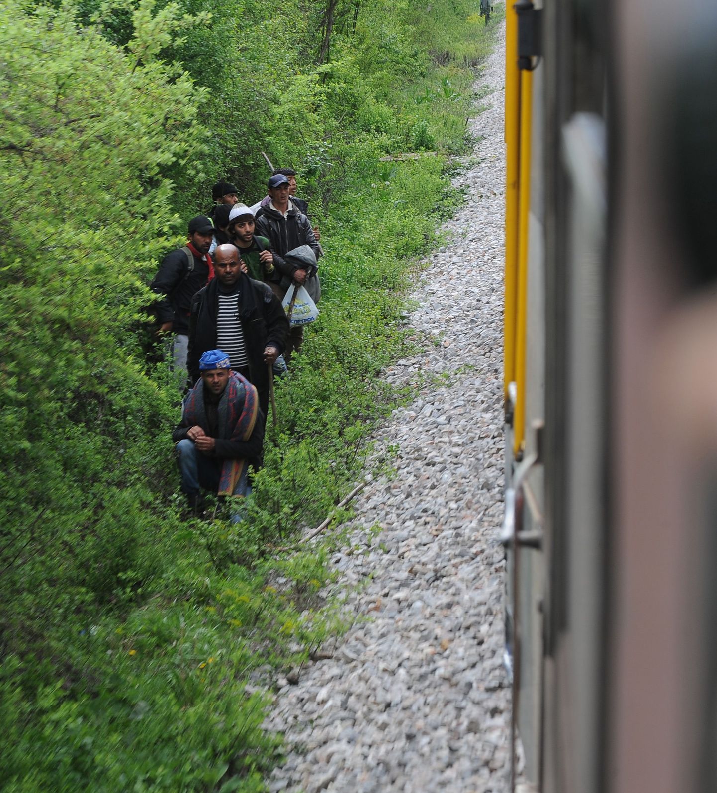 Grupp migrante täna Makedoonia keskosas raudteeäärt mööda liikumas.