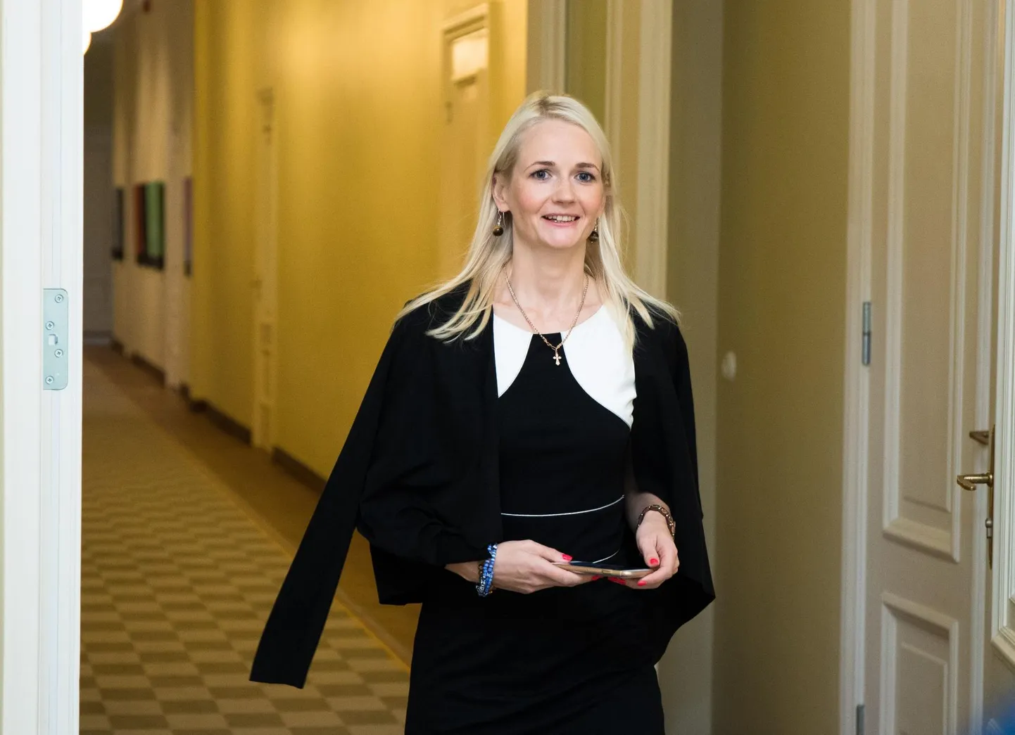 Lääne-Virumaalt valitud riigikogu liige Siret Kotka arvab muu hulgas, et peaministri tagasiastumise üks põhjus on tema väsimises, sest üks koalitsioonipartneritest on loonud stressirikka õhkkonna.