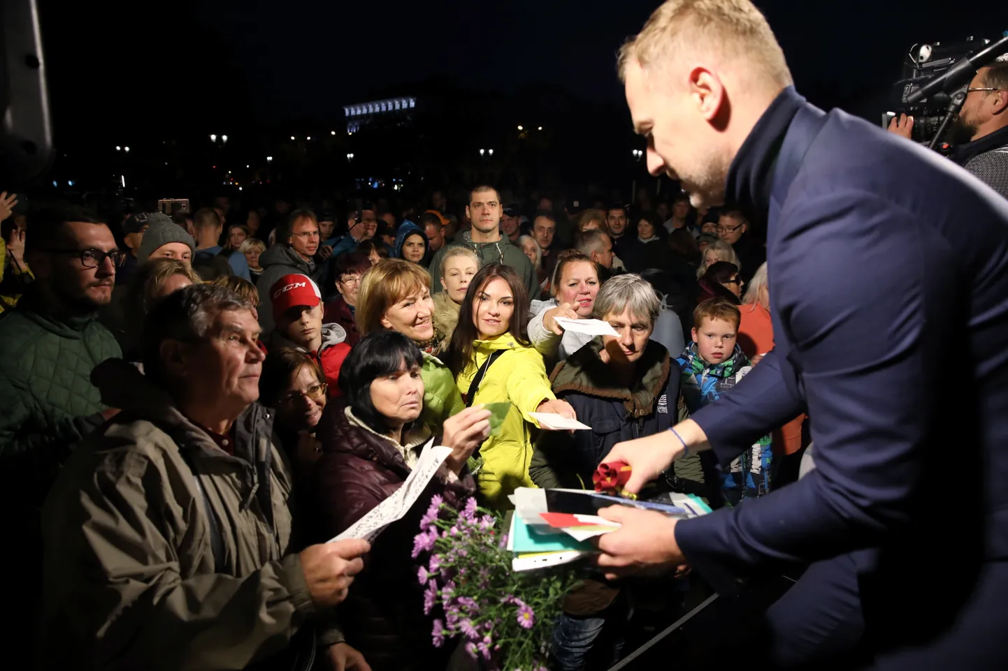 Cilvēki piedalās deputāta Alda Gobzema organizētā sapulcē Esplanādē