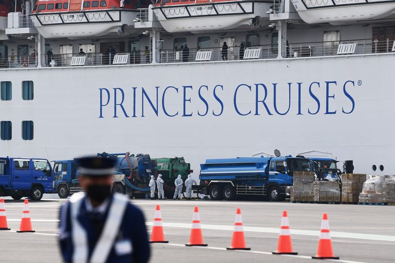 Jaapani Yokohama sadamas on koroonaviiruse tõttu karantiinis kruiisilaev Diamond Princess.