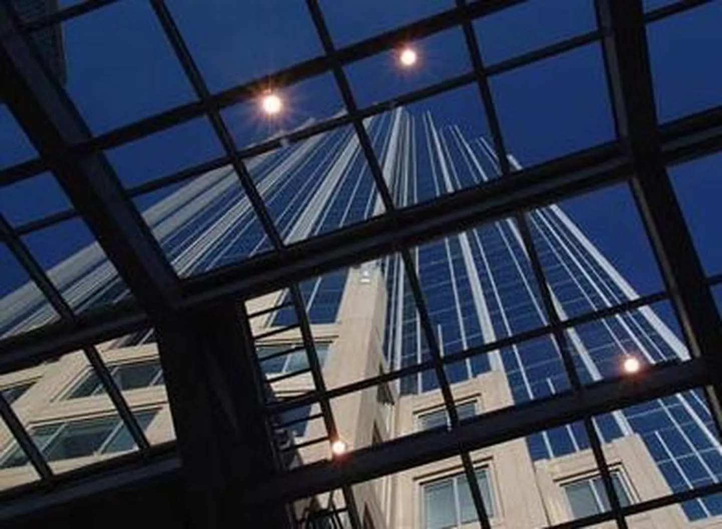 Newyorklased urineerisid restorani klaaskatusele