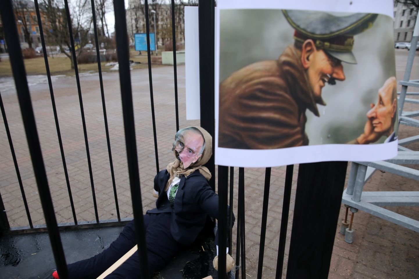 Gājiena "Kopā ar Ukrainu! Kopā pret Putinu!" dalībnieku atstātā atribūtika laukumā pie Kongresu nama