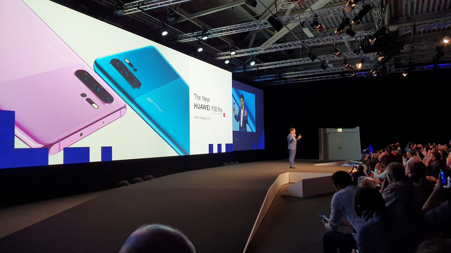 Huawei tarbijatoodete üksuse juht Richard Yu esitles täna Berliinis uut telefoni P 30 Pro