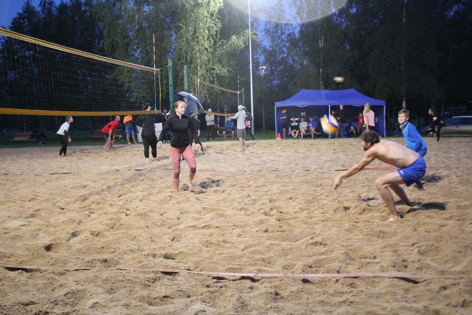 Seni on rannavõrkpalli mängijad Väätsal pidanud leppima vaid platsi serva pandud katusealusega. Järgmiseks suveks valmib uus rannahoone.