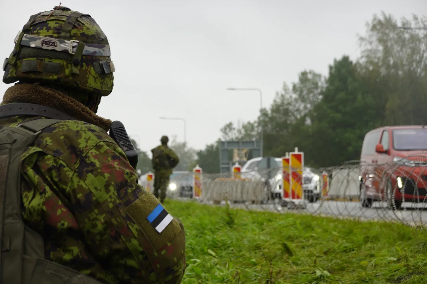 Õppus "Ussisõnad" Järvamaal 2023. aasta sügisel. Nagu ka nüüdsel "Siil 2025" õppusel, võis ka siis maakonna teedelt leida läbilaskepunkte. Üks sellistest asus näiteks Tallinna-Tartu maanteel Mäekülas.
