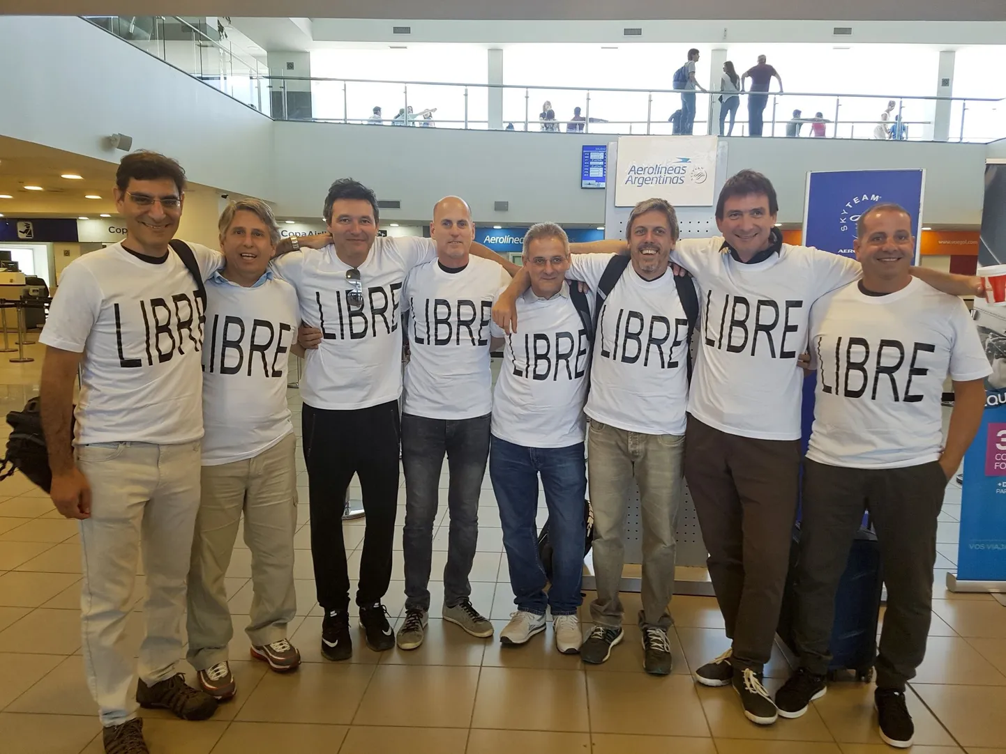 Argentiinlastest sõbrad (vasakult paremale) Hernan Ferruchi, Alejandro Pagnucco, Ariel Erlij, Ivan Brajckovic, Juan Pablo Trevisan, Hernan Mendoza, Diego Angelini ja Ariel Benvenuto Argentiina lennujaamas enne lendu New Yorki. Mendoza, Angelini, Pagnucco, Erlij ja Ferruchi hukkusid terrorirünnakus.