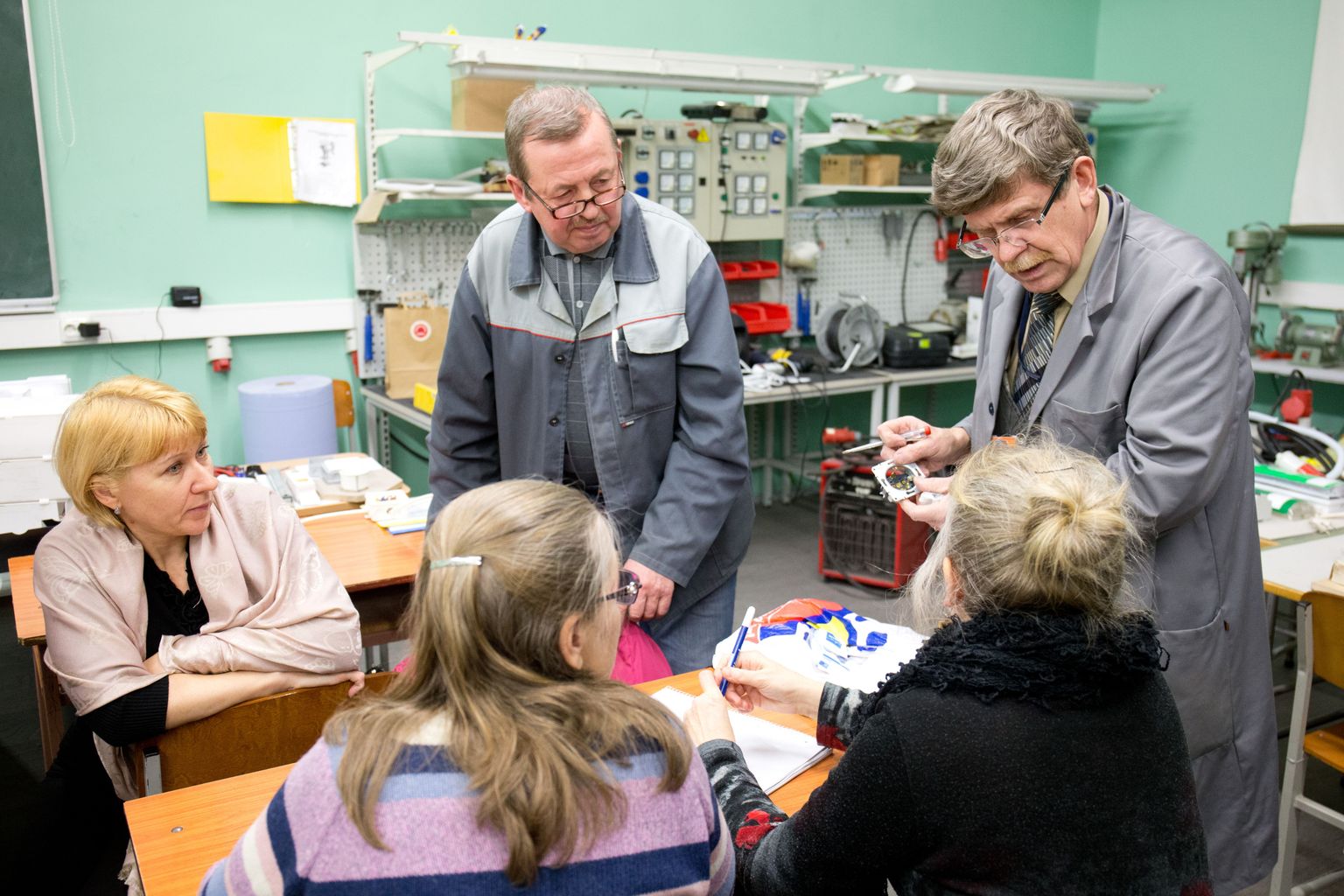 Kodune elektrisüsteem ja selle parandustööd tekitasid koolitusel osalenud naiste seas hulgaliselt küsimusi, millele elektrikud Reinhard Roosileht (vasakul) ja Nikolai Šmukerov järgemööda vastuseid aitasid leida.