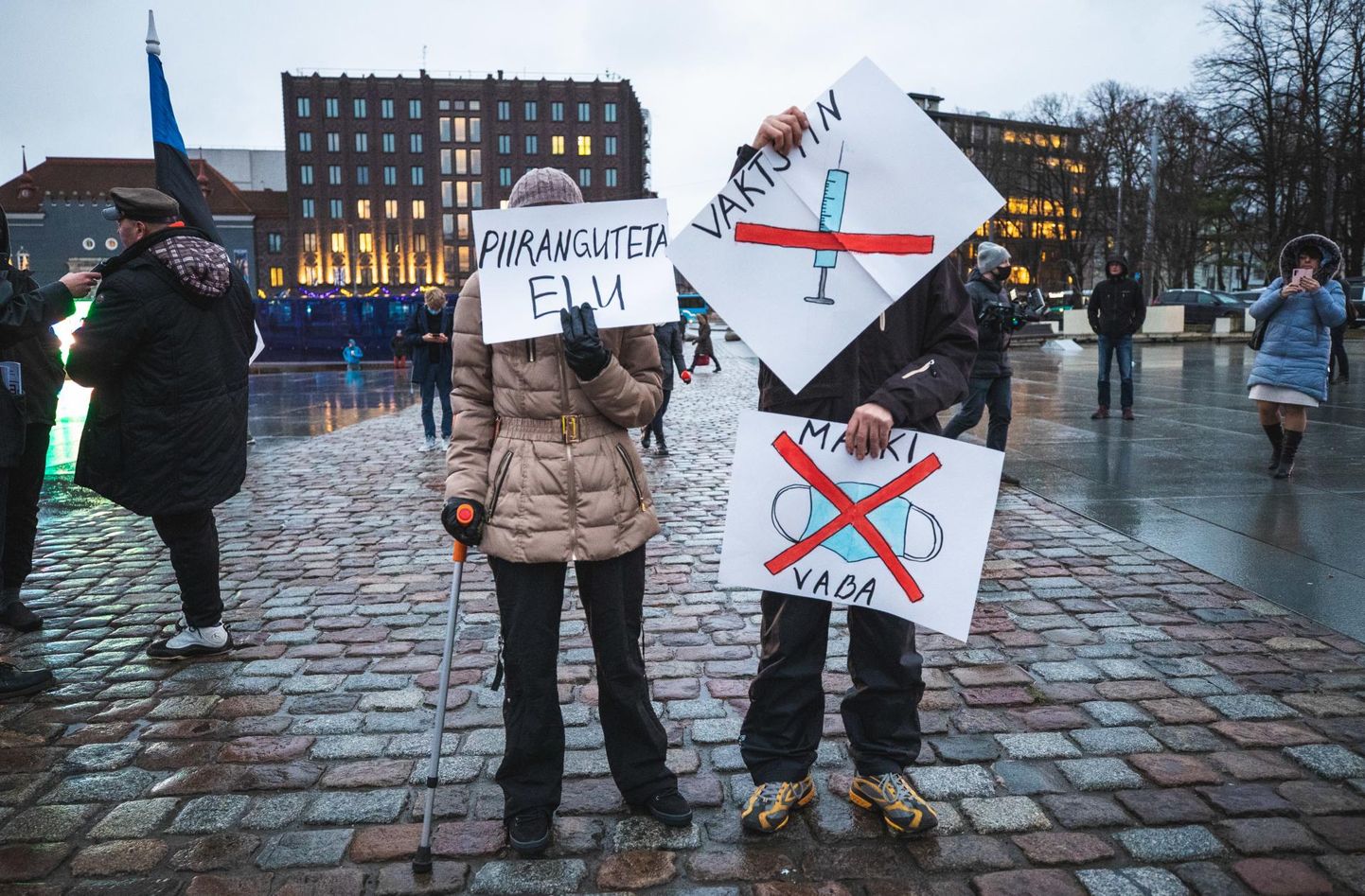 Ka Tallinas kogunesid inimesed mullu novembris meeleavaldusele, et näidata vastumeelsust valitsuse otsusele, mis kohustas maski kandma.