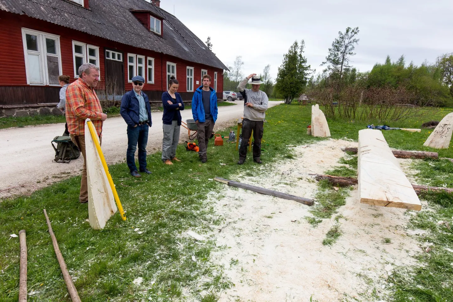Soomaal peetakse sel pühapäeval kaitsealade päeva. Tipu looduskool pakub peredele palju tegevust. Pildil ühepuulootsiku tegemise töötuba Tipu looduskoolis.