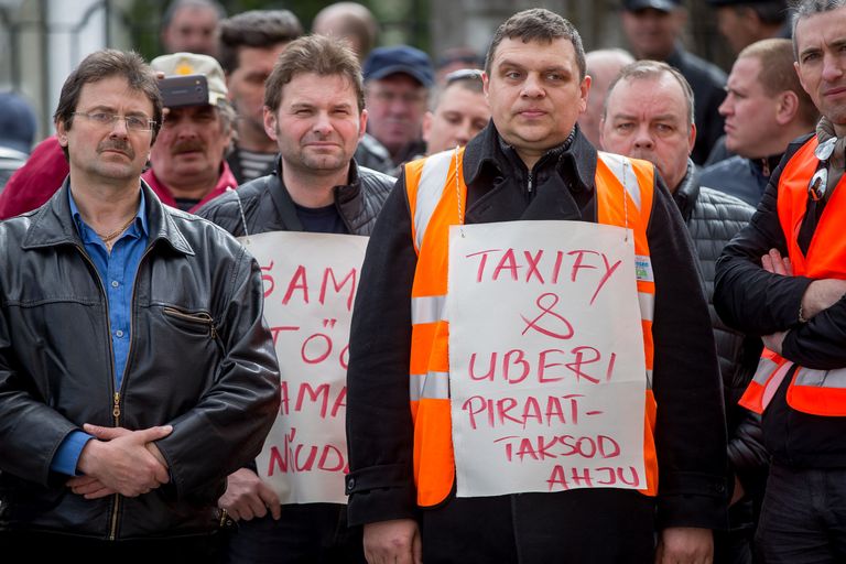 Taksojuhid avaldasid riigikogu ees jagamismajanduse vastu riigikogu meelt. FOTO:SANDER ILVEST/POSTIMEES