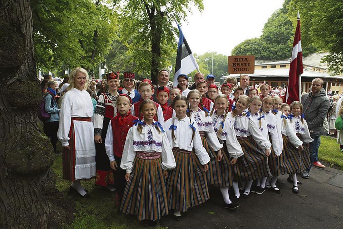 Pärnut külastavad Riia Eesti kooli lapsed osalesid tänavusuvisel noorte laulu- ja tantsupeol.