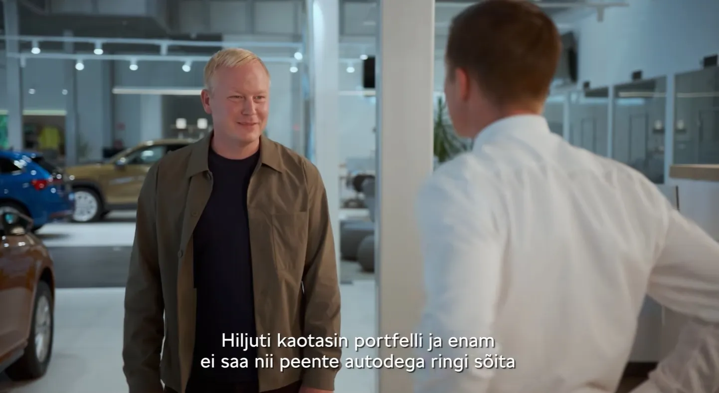 Endine rahandusminister, praegune riigikogu liige Mart Võrklaev osales Škoda reklaamvideos.