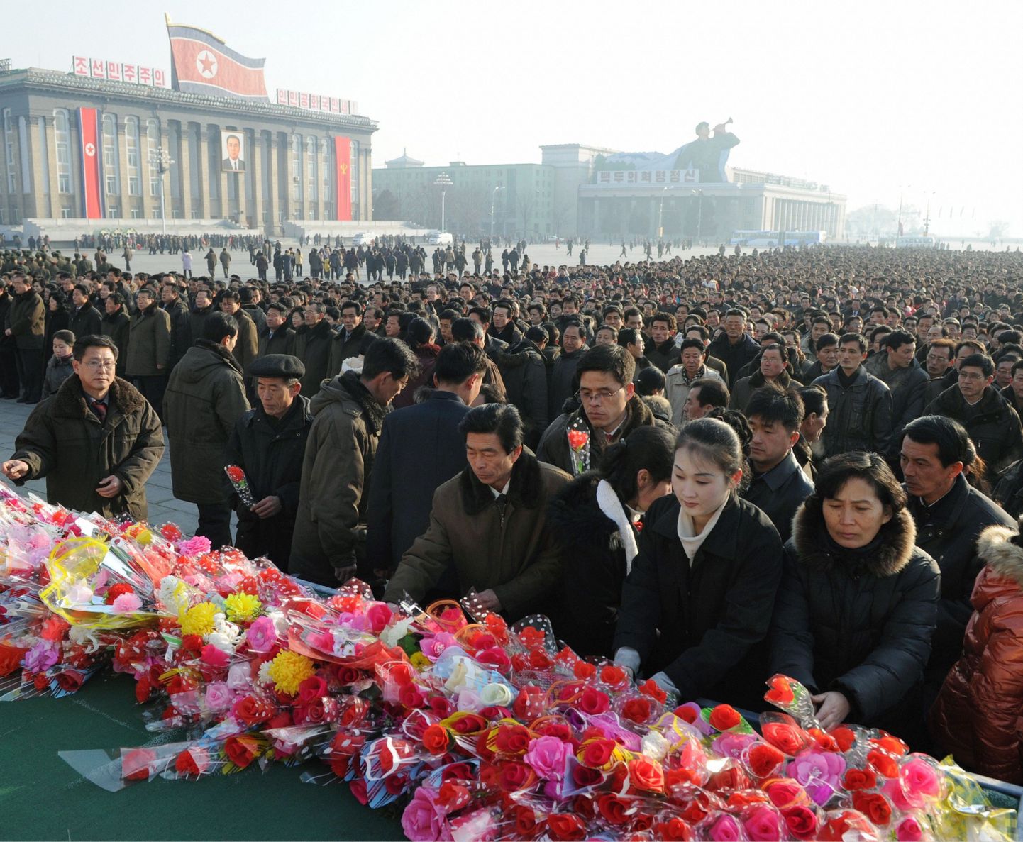 Põhjakorealased tõid Kim Jong-ili mälestuseks lilli.