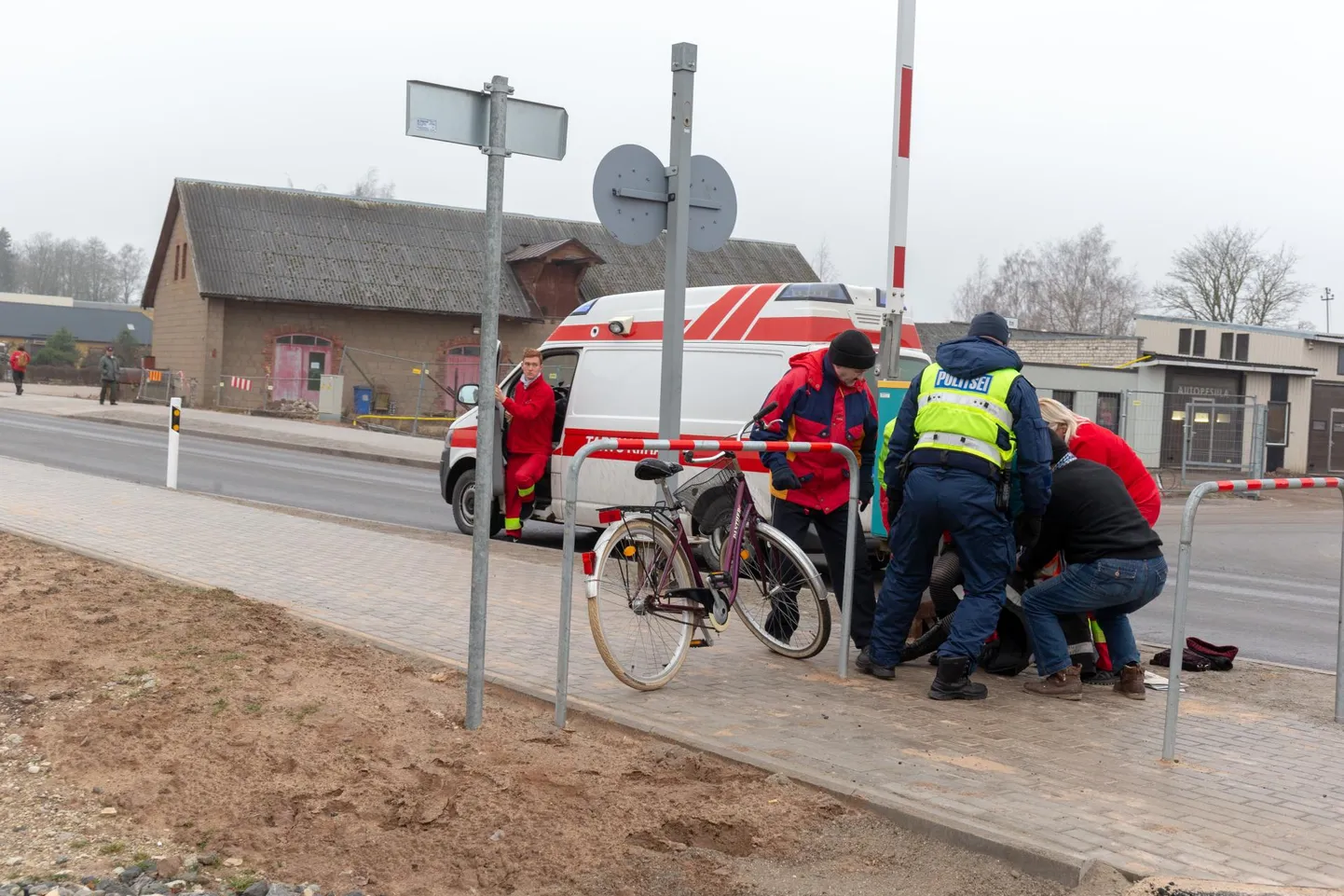 Naine kukkus jalgrattaga libedal kivisillutisel Kantreküla raudteeületuskoha ees ega tõusnud enne, kui kiirabi oli kohale jõudnud.