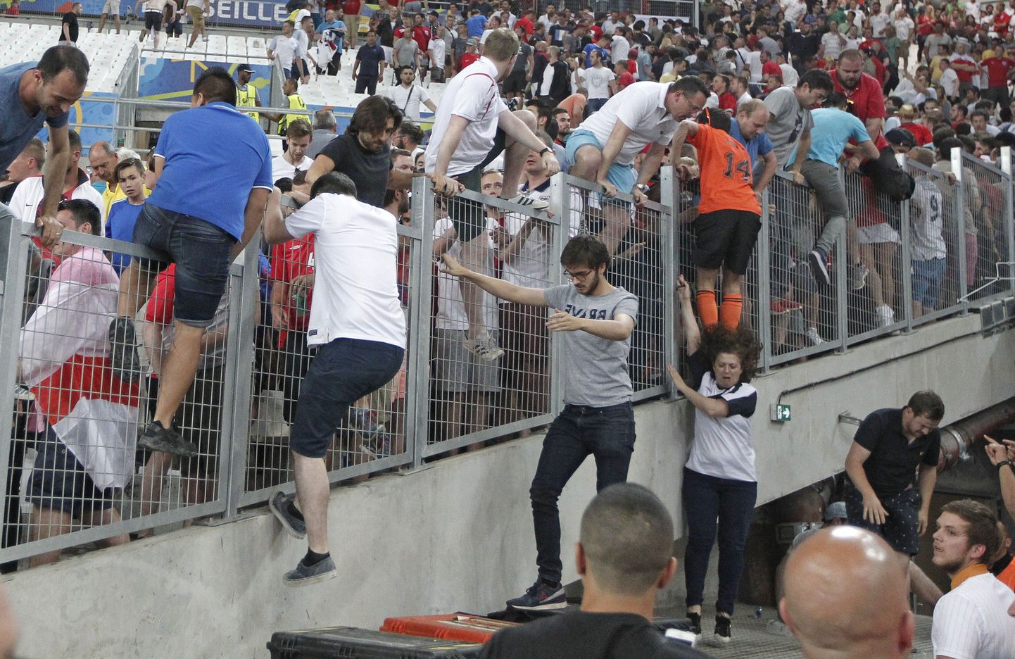 Inglismaa jalgpallifännid põgenevad venelaste vägivalla eest.