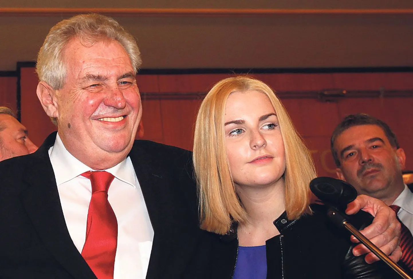 Miloš Zeman koos tütre Katerinaga. Tšehhi uus president on erinevalt eelkäijast Vaclav Klausist Euroopa-sõbralikum. Riik pöördub rohkem Euroopa Liidu poole.