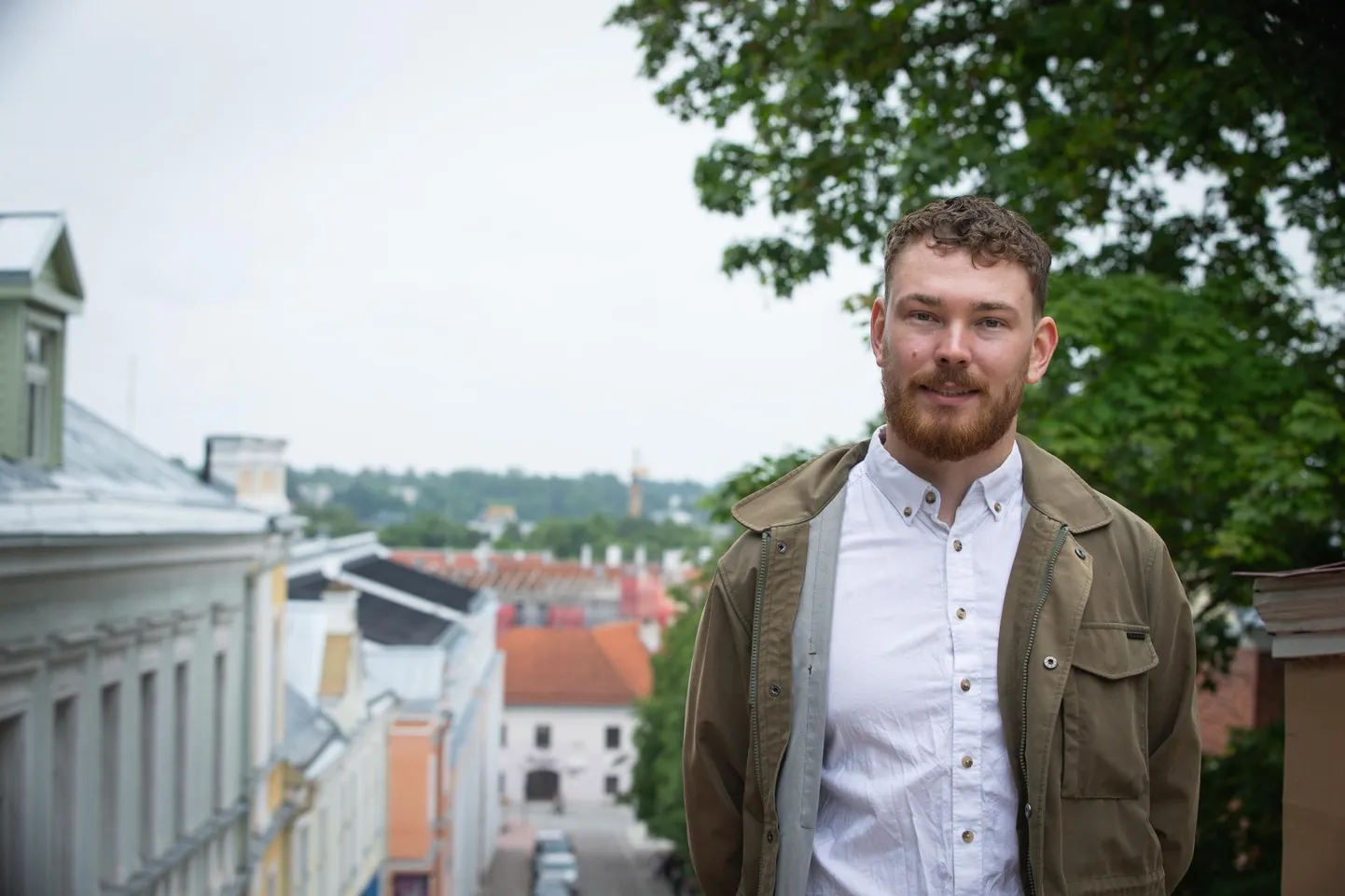 Tulevane arst Mattias Pettai käib Toomemäel küll enamasti jooksuringe tegemas, aga täna õhtul on tal põhjust sättida end toomkiriku varemete vahele aiapeole.