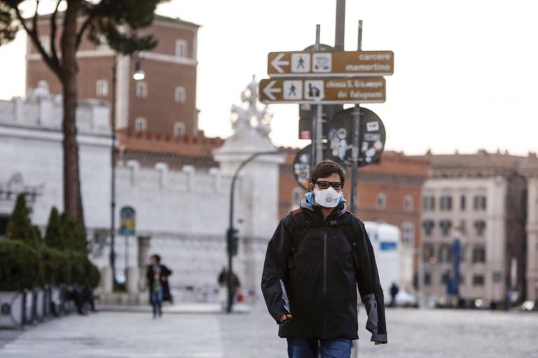 Näomaskidega inimesed Roomas: järsku on viiruse tõttu turistid tänavatelt kadunud ja valik ruum kulub vaid roomlastele endale. 