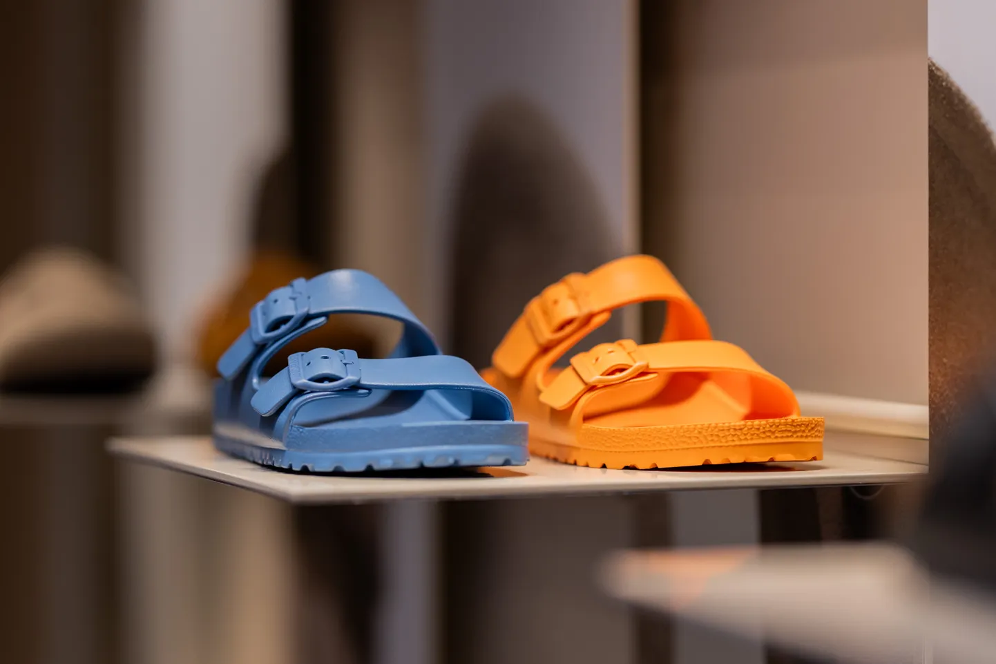 Birkenstocki sandaalid on välja pandud Ehrenstraße poe riiulitel.