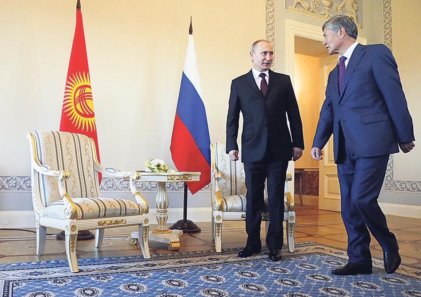Kõrgõzstani president pidi oma toolini jõudmiseks mööduma Putinist poolkaares.