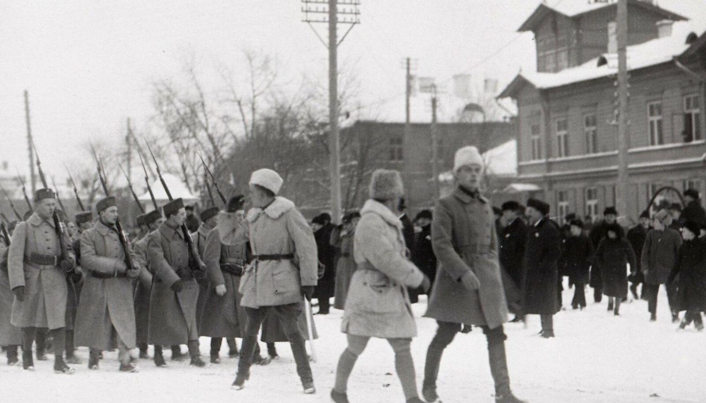 Soome vabatahtlikud on 30. detsembril 1918 just Tallinna saabunud ja marsivad paraadil läbi linna. Martin Ekström on ees sammuvatest ohvitseridest tagumine, see, kes üle õla sõdureid kamandab.