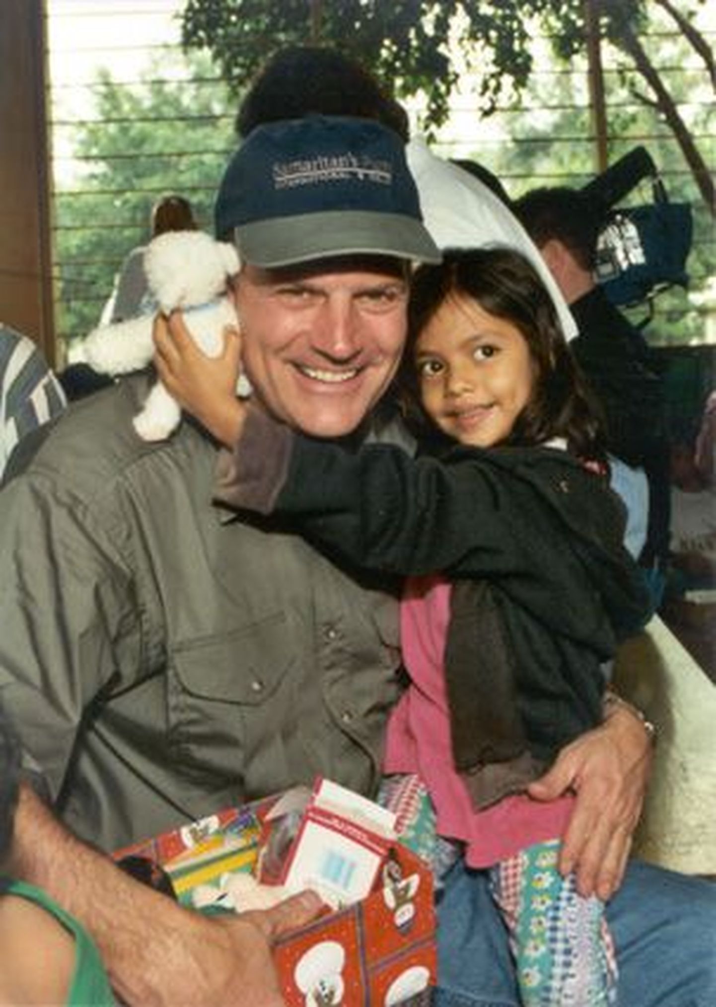 Franklin Graham Honduurases koos väikese tüdrukuga, kes sai abipaki Grahami heategevusorganisatsioonilt.